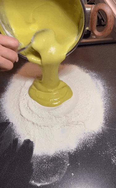 Цей пляцок покорив мене з першого шматочка! Пляцок "Маренго" з медовими коржами, хрустким безе і смачним карамельним кремом!