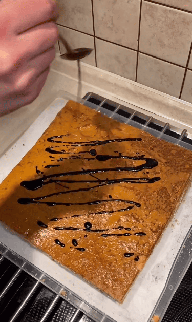 Цей пляцок покорив мене з першого шматочка! Пляцок "Маренго" з медовими коржами, хрустким безе і смачним карамельним кремом!