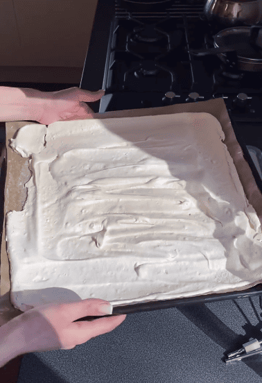 Цей пляцок покорив мене з першого шматочка! Пляцок "Маренго" з медовими коржами, хрустким безе і смачним карамельним кремом!