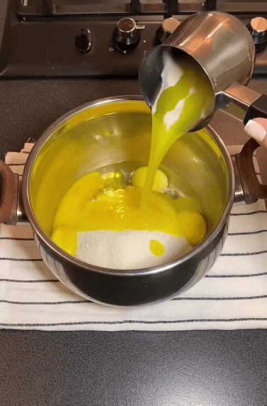 Цей пляцок покорив мене з першого шматочка! Пляцок "Маренго" з медовими коржами, хрустким безе і смачним карамельним кремом!