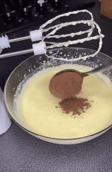 Смак дитинства! Ви маєте його приготувати! Це дуже смачний шоколадний пляцок з безе і ніжним кремом