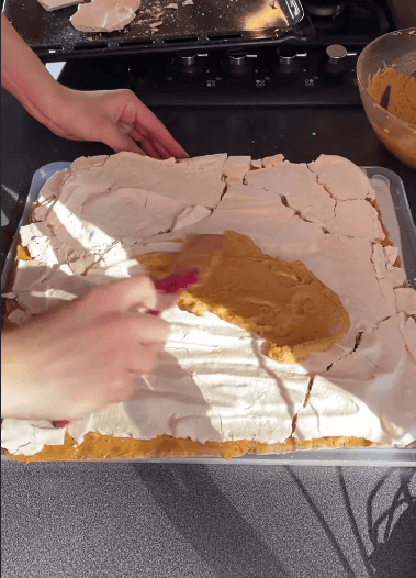 Цей пляцок покорив мене з першого шматочка! Пляцок "Маренго" з медовими коржами, хрустким безе і смачним карамельним кремом!