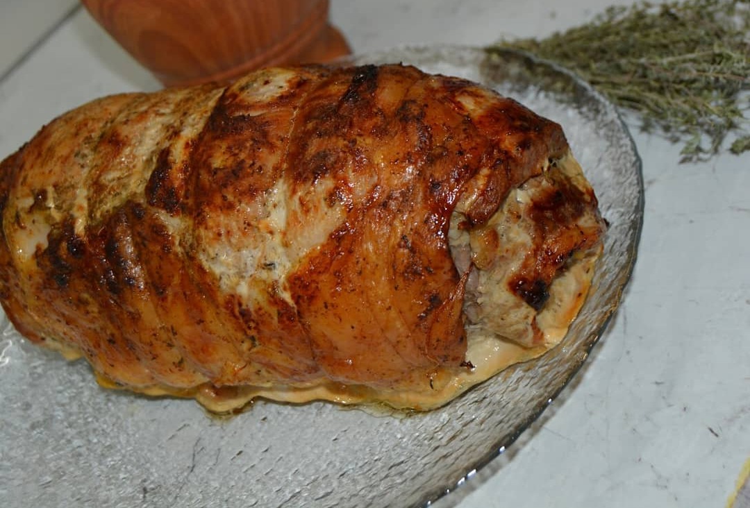 Подаю таку закуску хоч на свято, хоч у будні! М'ясний рулет з грибами - дуже смачний, ніжний і соковитий!