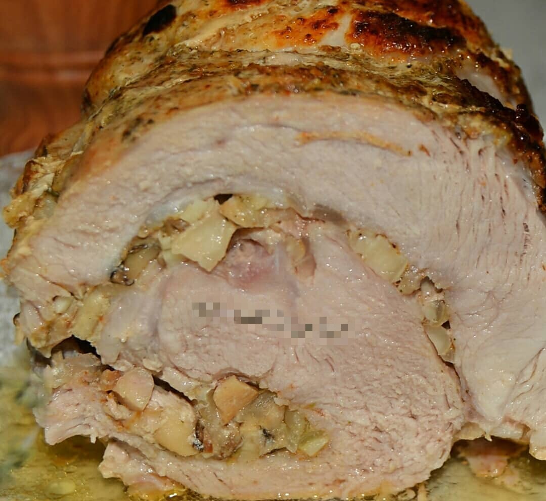 Подаю таку закуску хоч на свято, хоч у будні! М'ясний рулет з грибами - дуже смачний, ніжний і соковитий!