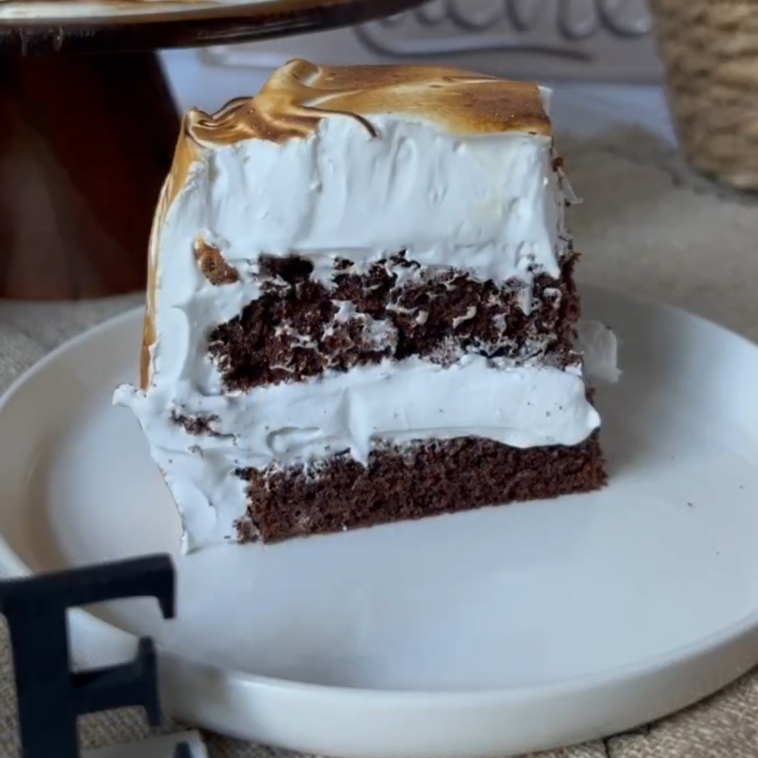 Це щось божественне! Розкішний торт "День і ніч" - це один з найсмачніших тортиків. Рецепт авторський, але одночасно дуже простенький!