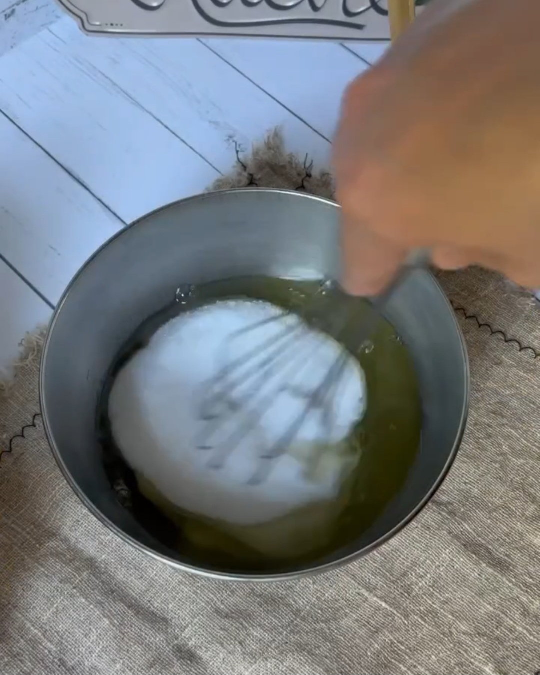 Це щось божественне! Розкішний торт "День і ніч" - це один з найсмачніших тортиків. Рецепт авторський, але одночасно дуже простенький!