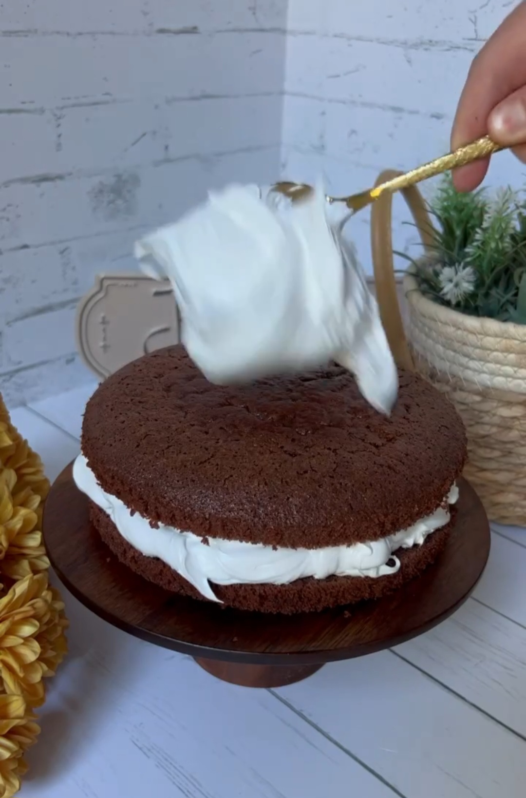 Це щось божественне! Розкішний торт "День і ніч" - це один з найсмачніших тортиків. Рецепт авторський, але одночасно дуже простенький!