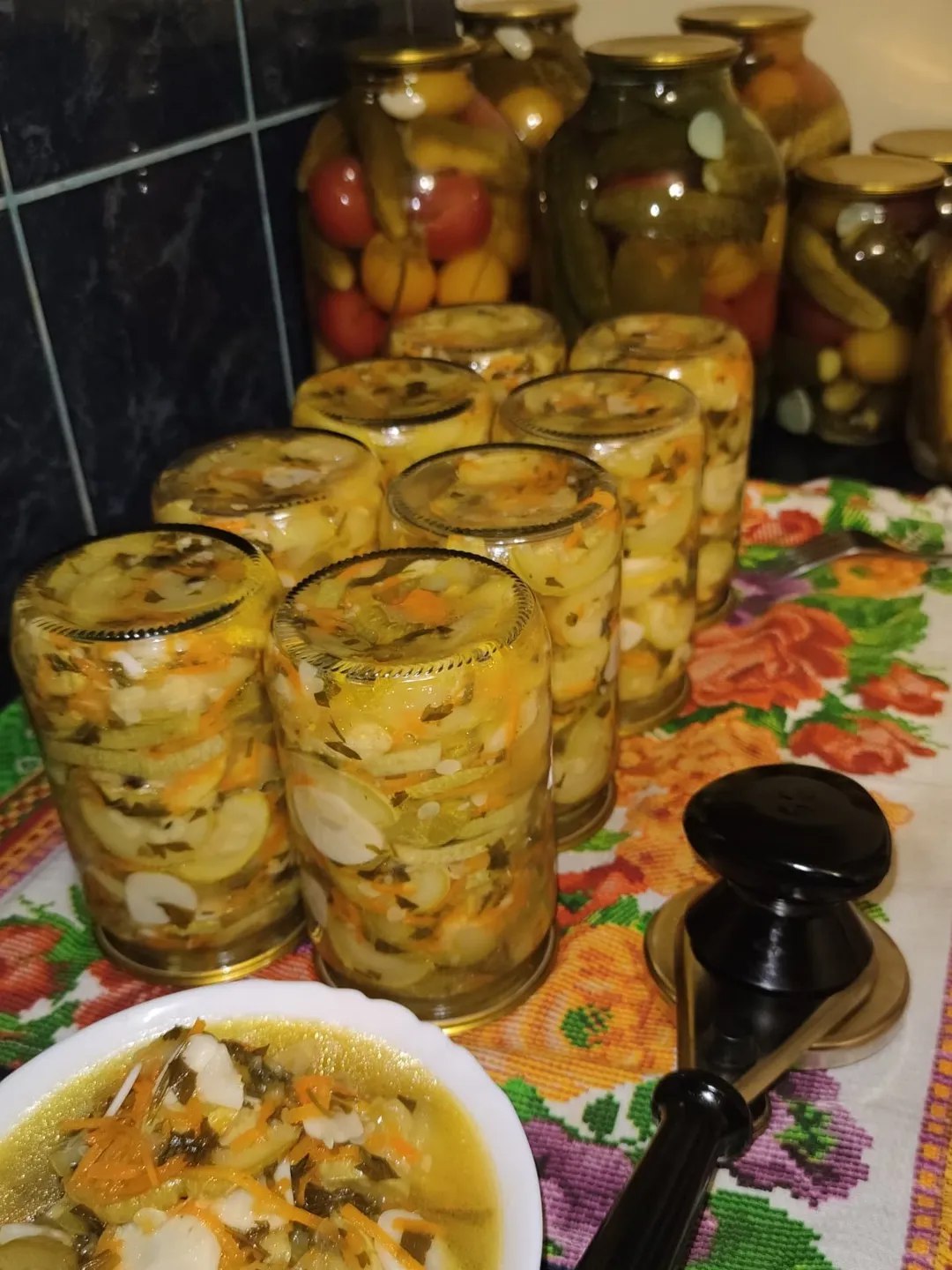 Спробувала у куми цей салат, і так сподобався, що закриваю собі кілька порцій! Поки є кабачки - спробуйте і Ви, бо це мега смачно!!