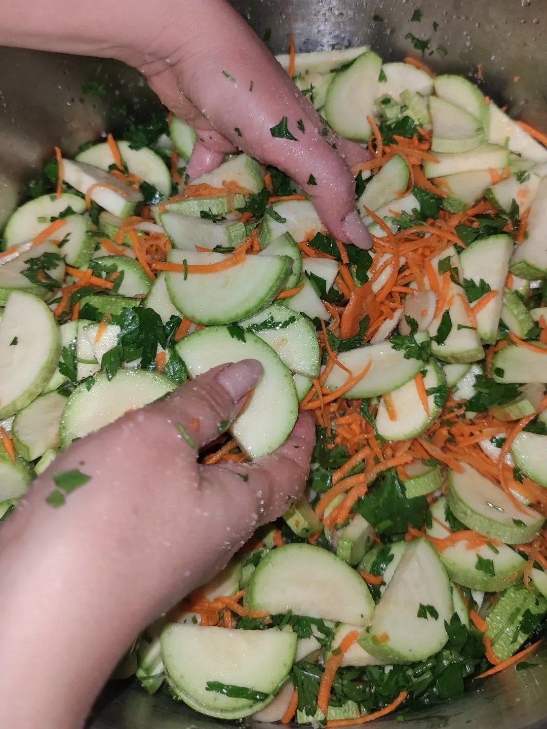 Спробувала у куми цей салат, і так сподобався, що закриваю собі кілька порцій! Поки є кабачки - спробуйте і Ви, бо це мега смачно!!