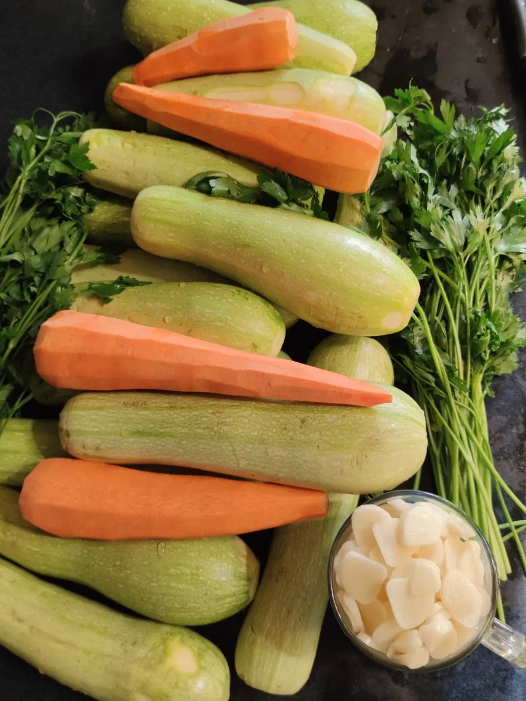 Спробувала у куми цей салат, і так сподобався, що закриваю собі кілька порцій! Поки є кабачки - спробуйте і Ви, бо це мега смачно!!