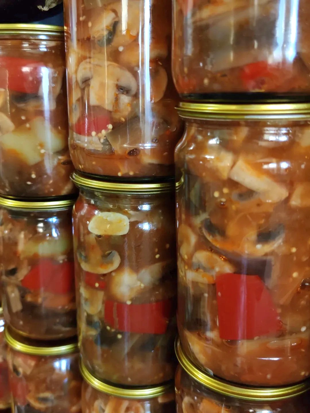 Приготувала якось на пробу і вже з'їли! Відчуваю 25 буде нам мало! Готую найсмачніший салат з баклажанами і печерицями на зиму!