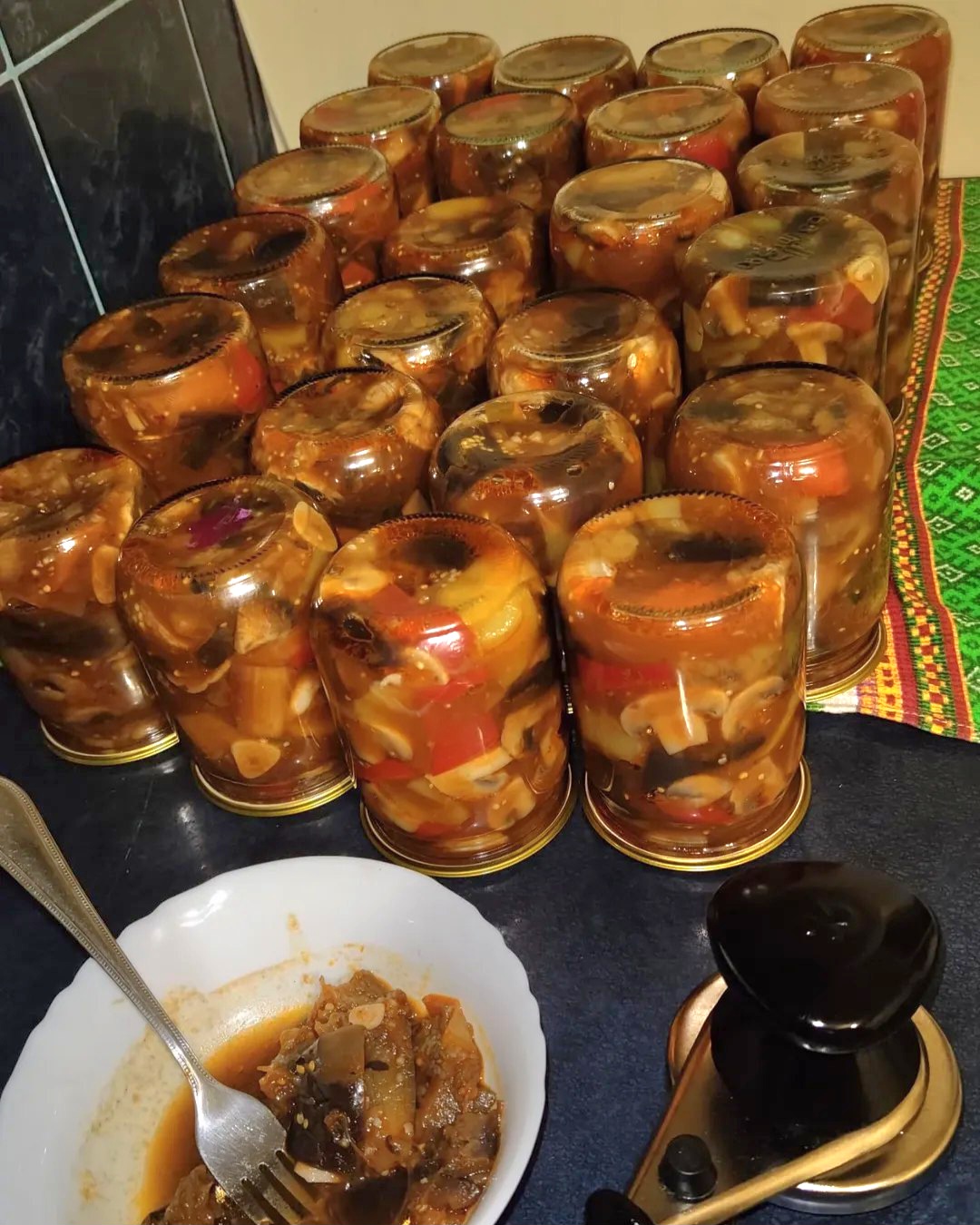 Приготувала якось на пробу і вже з'їли! Відчуваю 25 буде нам мало! Готую найсмачніший салат з баклажанами і печерицями на зиму!