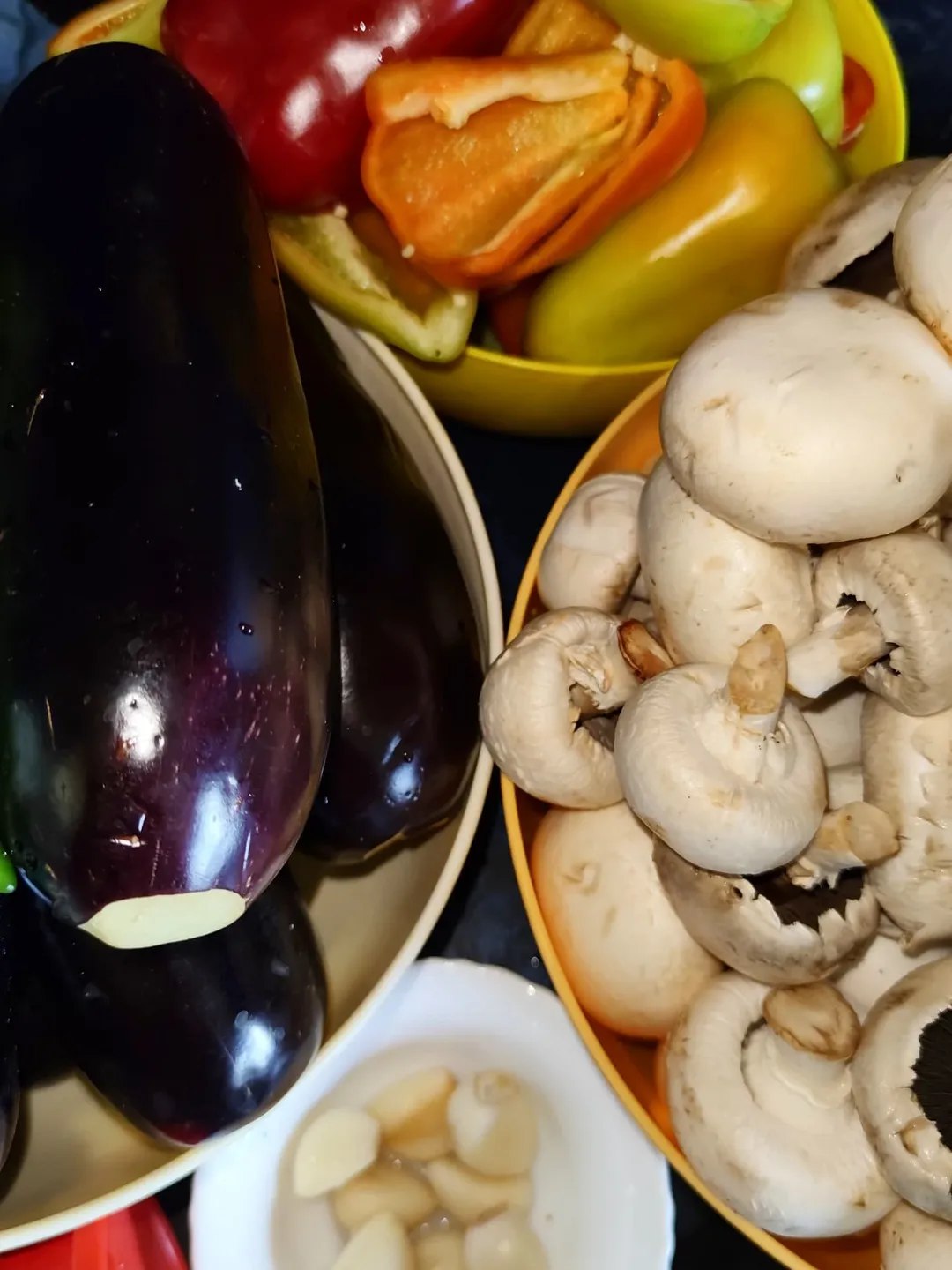 Приготувала якось на пробу і вже з'їли! Відчуваю 25 буде нам мало! Готую найсмачніший салат з баклажанами і печерицями на зиму!