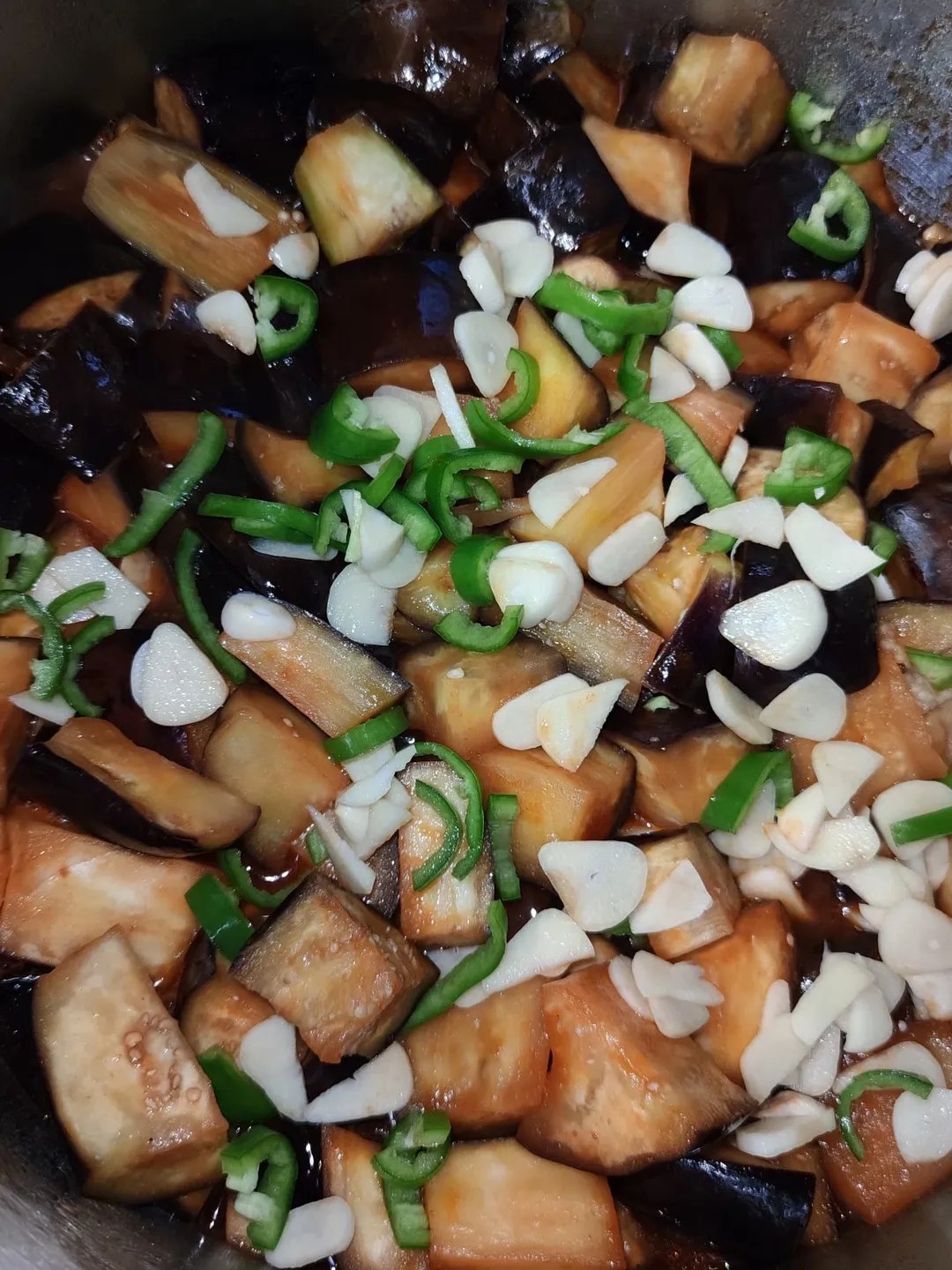 Приготувала якось на пробу і вже з'їли! Відчуваю 25 буде нам мало! Готую найсмачніший салат з баклажанами і печерицями на зиму!