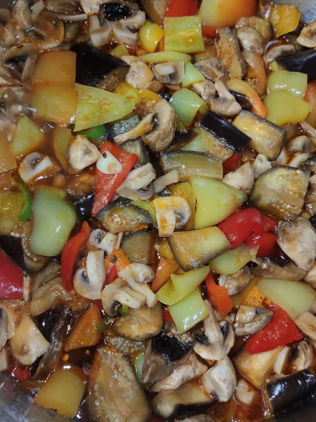 Приготувала якось на пробу і вже з'їли! Відчуваю 25 буде нам мало! Готую найсмачніший салат з баклажанами і печерицями на зиму!