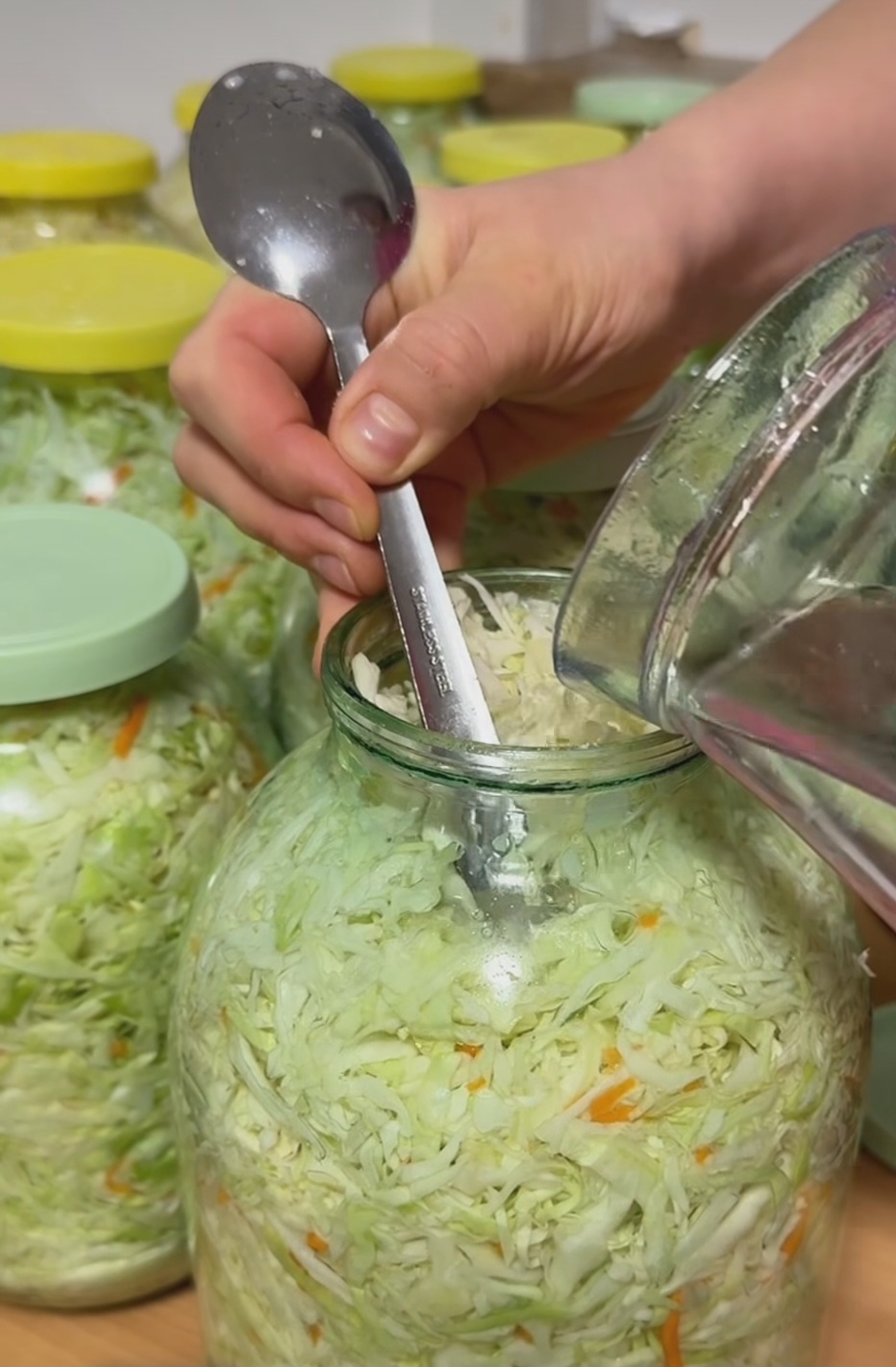 Перевірений роками рецепт квашеної капусти від моєї бабусі! Нічого зайвого тільки сіль! Даю пропорції на 1, 2, 3 літрові банки!