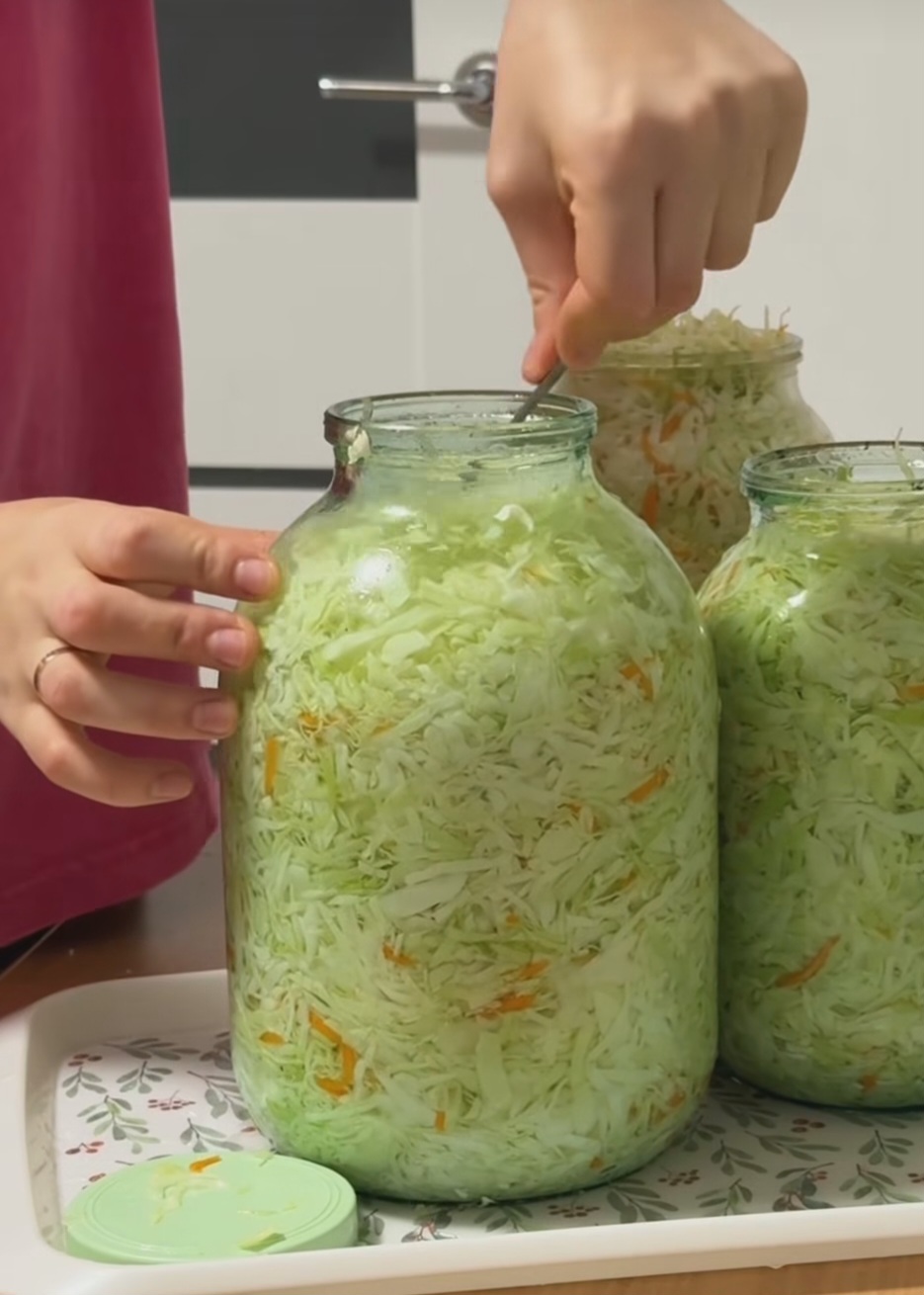 Перевірений роками рецепт квашеної капусти від моєї бабусі! Нічого зайвого тільки сіль! Даю пропорції на 1, 2, 3 літрові банки!