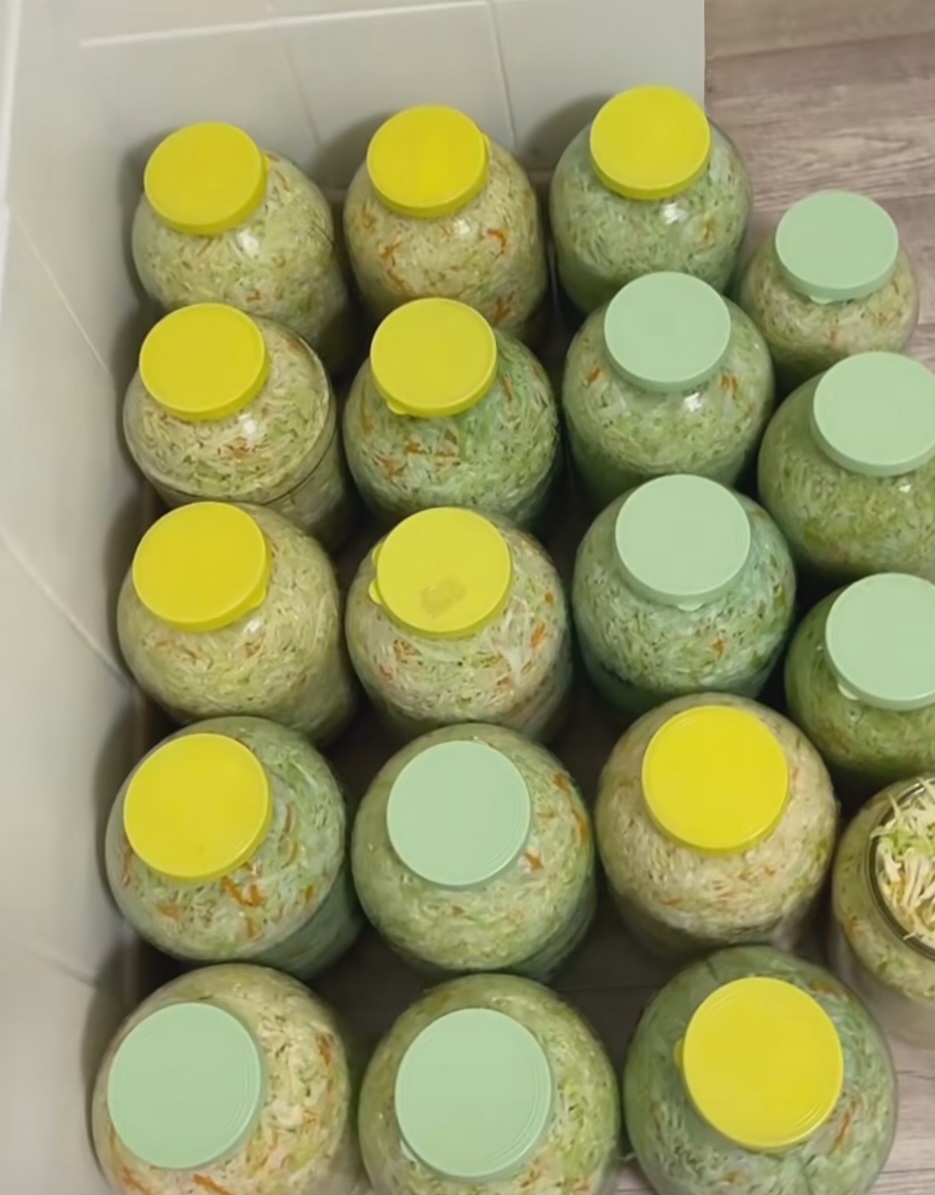 Перевірений роками рецепт квашеної капусти від моєї бабусі! Нічого зайвого тільки сіль! Даю пропорції на 1, 2, 3 літрові банки!