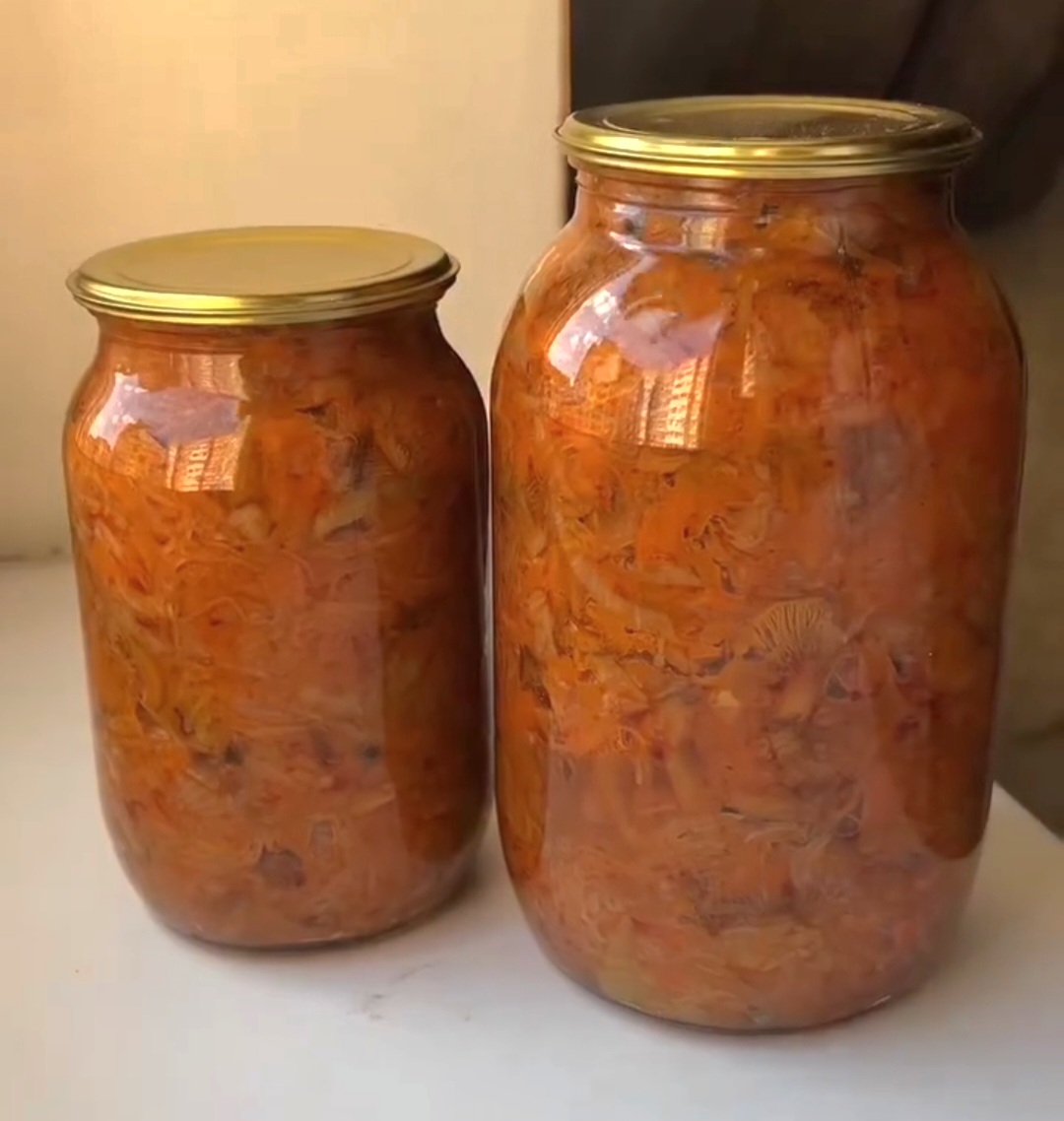 Така солянка чудово стоїть всю зиму, смак стає тільки більш насиченим! Підійде і як гарнір, і як самостійна закуска!