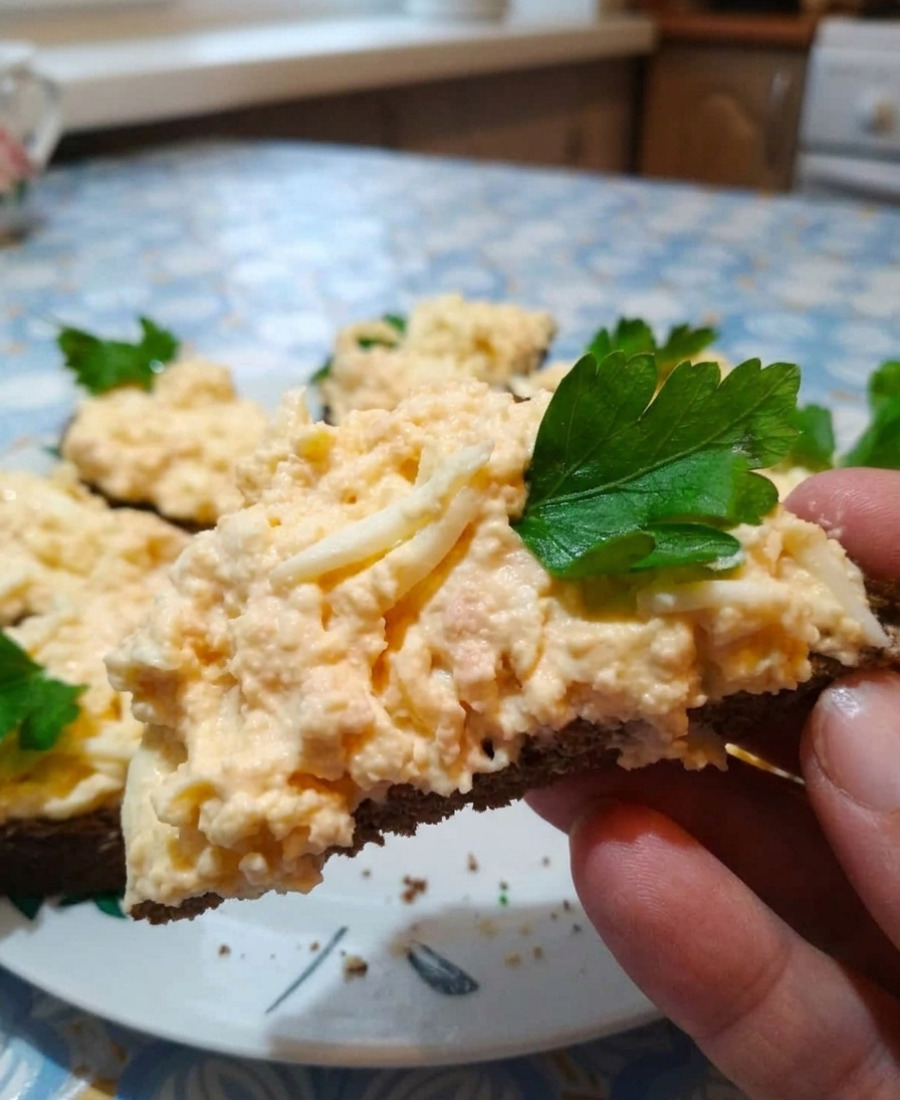 Гості точно не відгадають, що Ви додали в намазку для закусочних бутербродів – вона перша зникає зі столу, а всього лише додала 1 простий інгредієнт