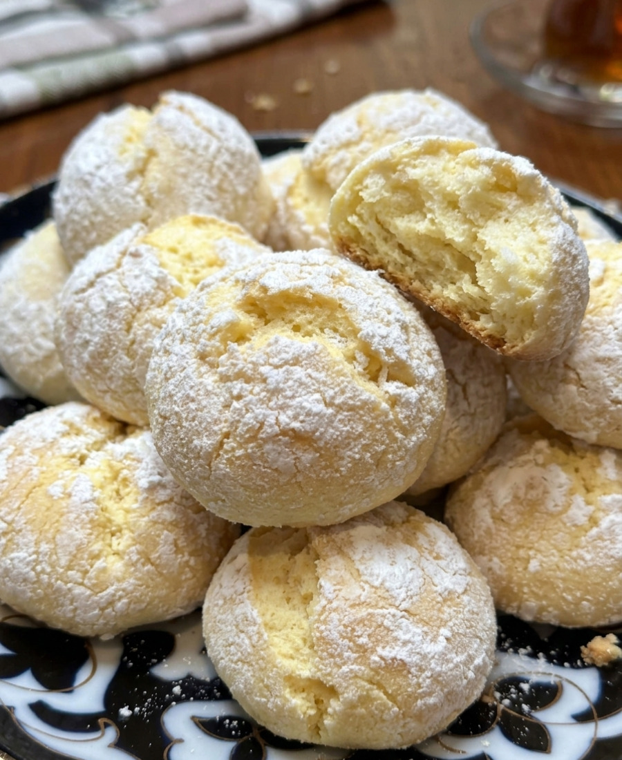 Неймовірно смачне, розсипчасте, пишне та дуже м’якеньке печиво на сметані: готуємо просту випічку до чаю, яка сподобається всім