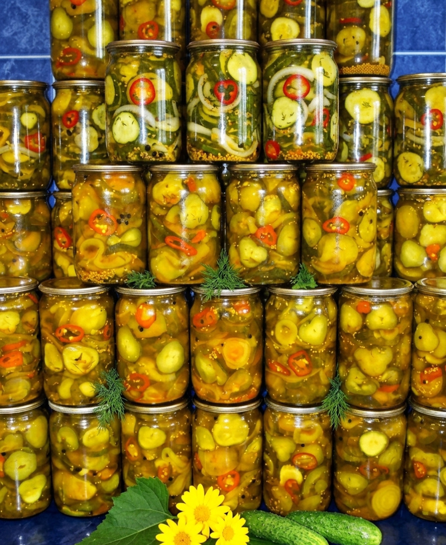 Пряний салат з огірків або пікулі на зиму: шикарний рецепт, а до бутербродів чи бургерів – ідеально