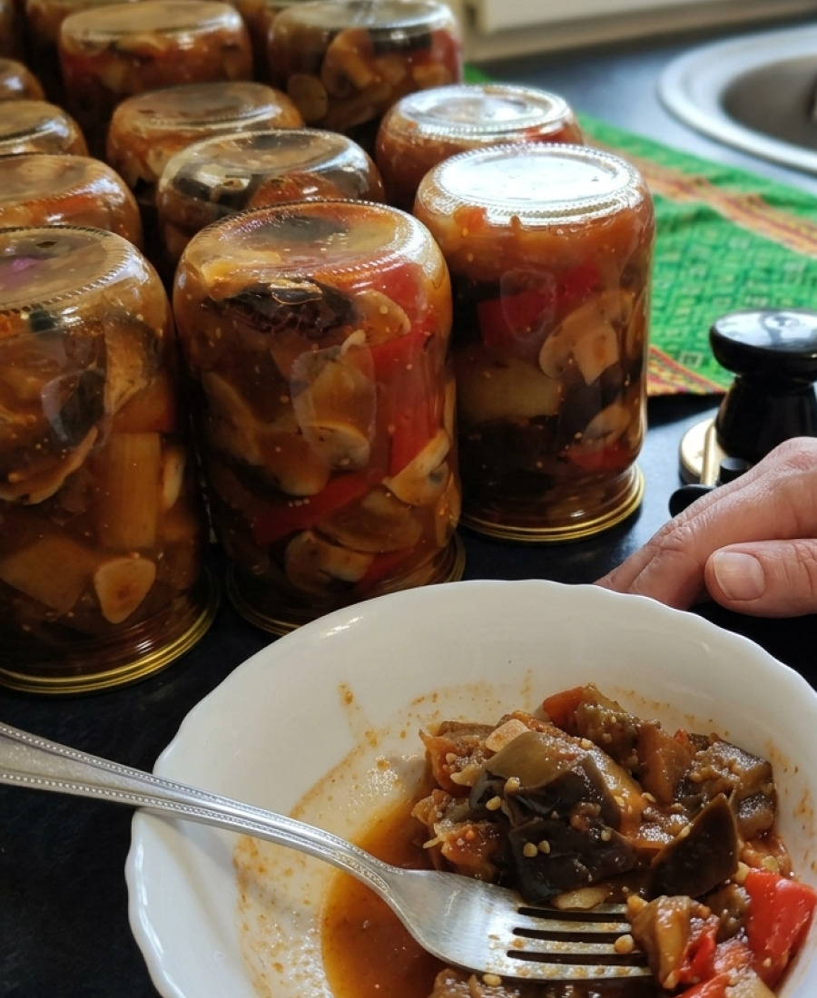 Приготувала якось на пробу і вже з’їли! Відчуваю 25 буде нам мало! Готую найсмачніший салат з баклажанами і печерицями на зиму!