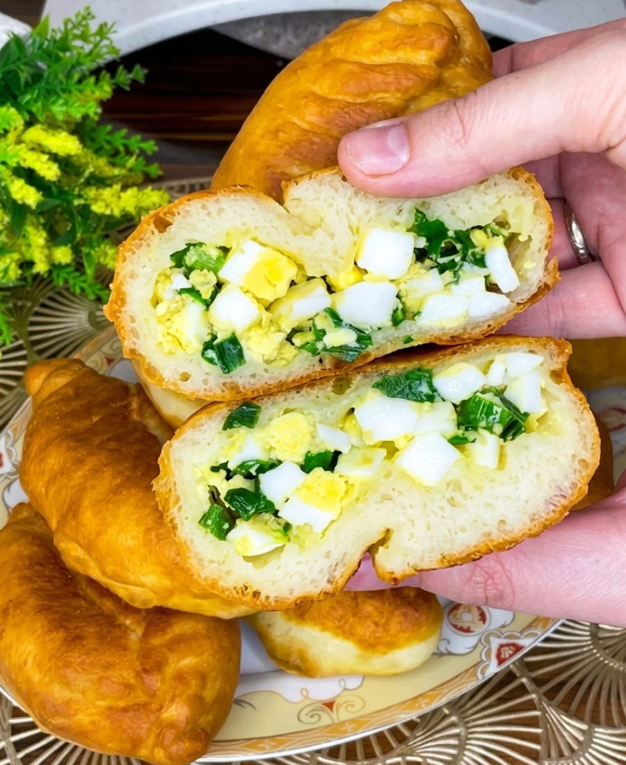 Пиріжки за цим рецептом виходять смачні і хрусткі, їх можна смажити і випікати в духовці. З цим тістом працювати одна насолода!