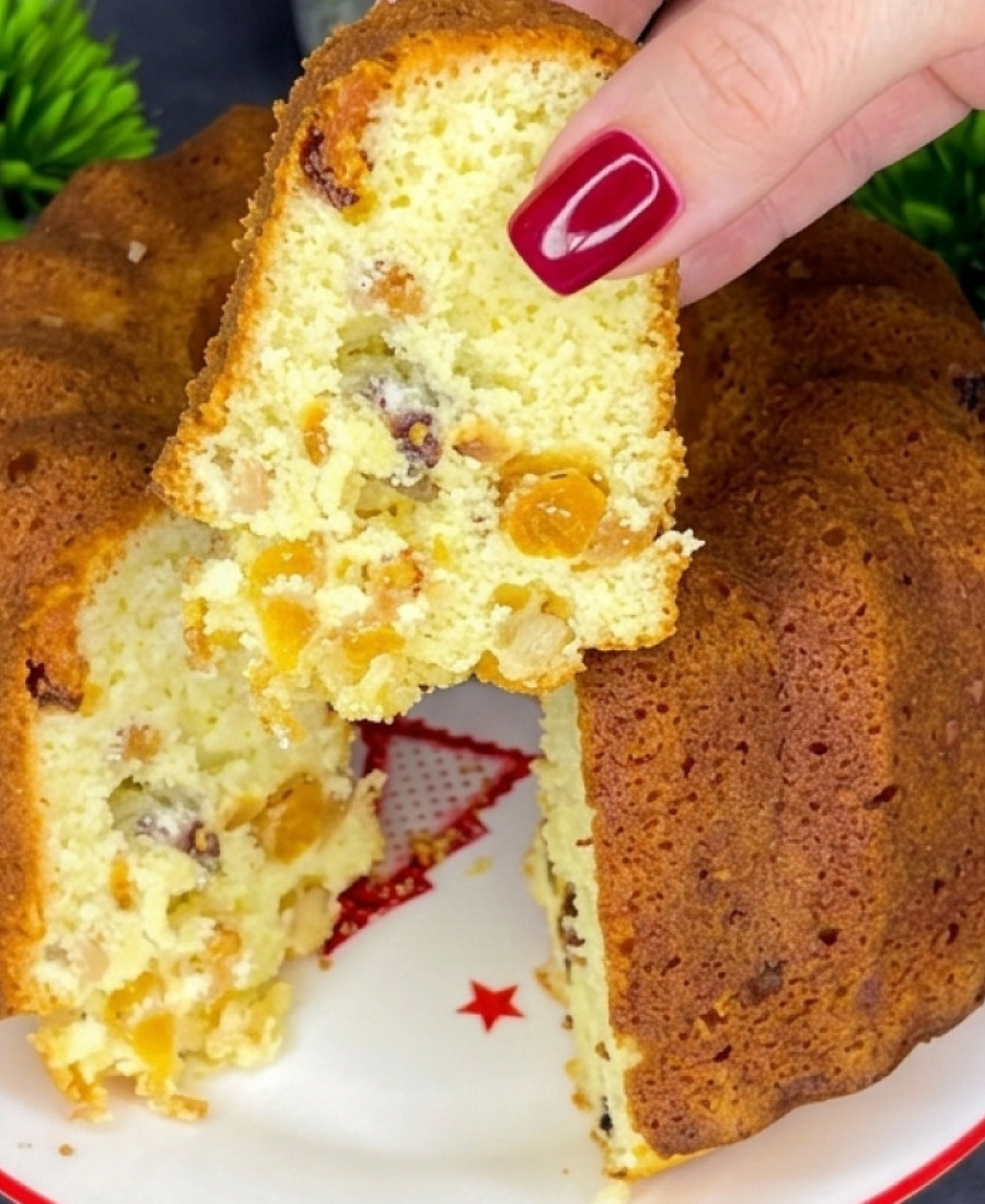 Пишний кекс на сметані з ізюмом і горіхами. Дуже вдалий рецепт тіста, змінюючи начинку – отримую інший смак!