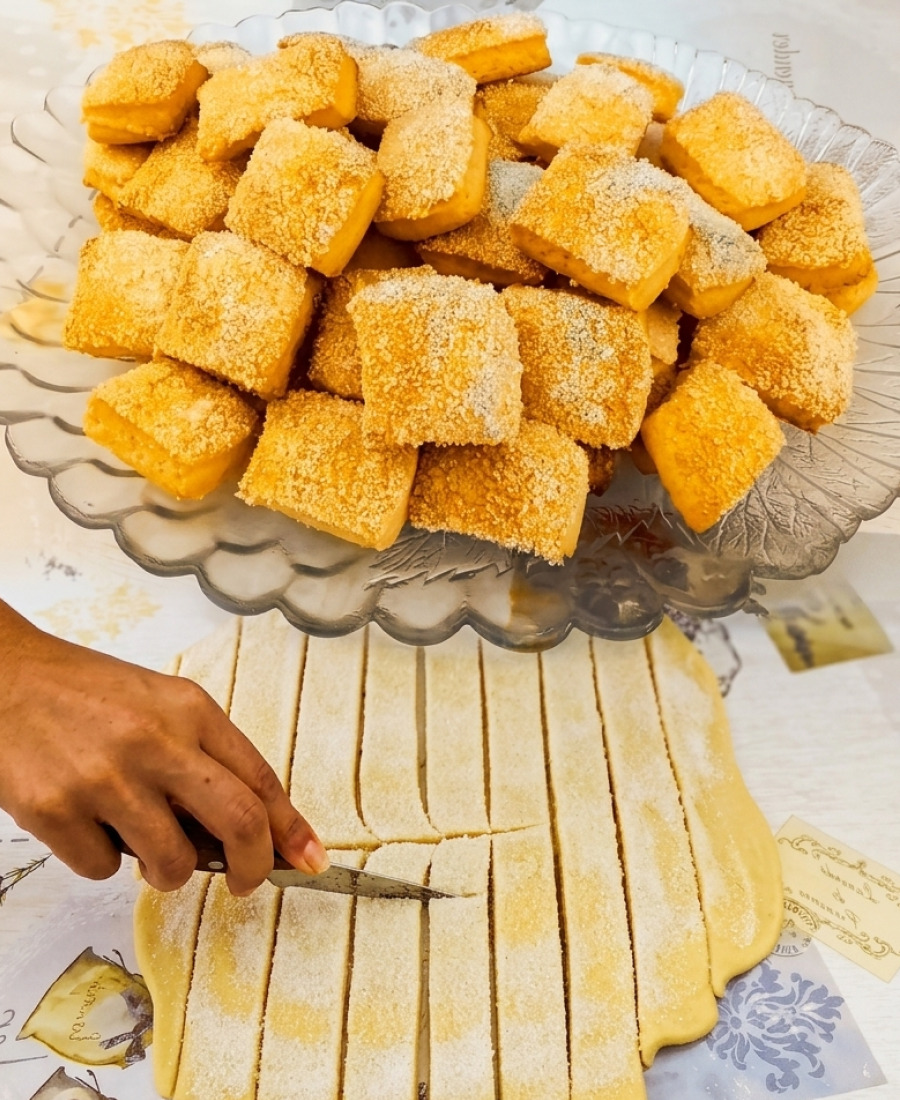 Швидке печиво на сметані – хрумке, шарувате, ніжне та дуже смачне: готується воно на раз-два