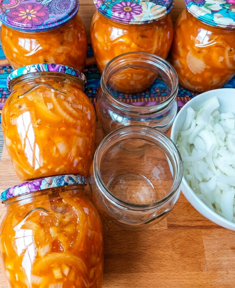 Цибуля в томатному маринаді на зиму: для тих хто просив рецепт “куди діти цибулю”, супер заготовка виявилась, зробила на пробу всім так сподобалось, роблю ще