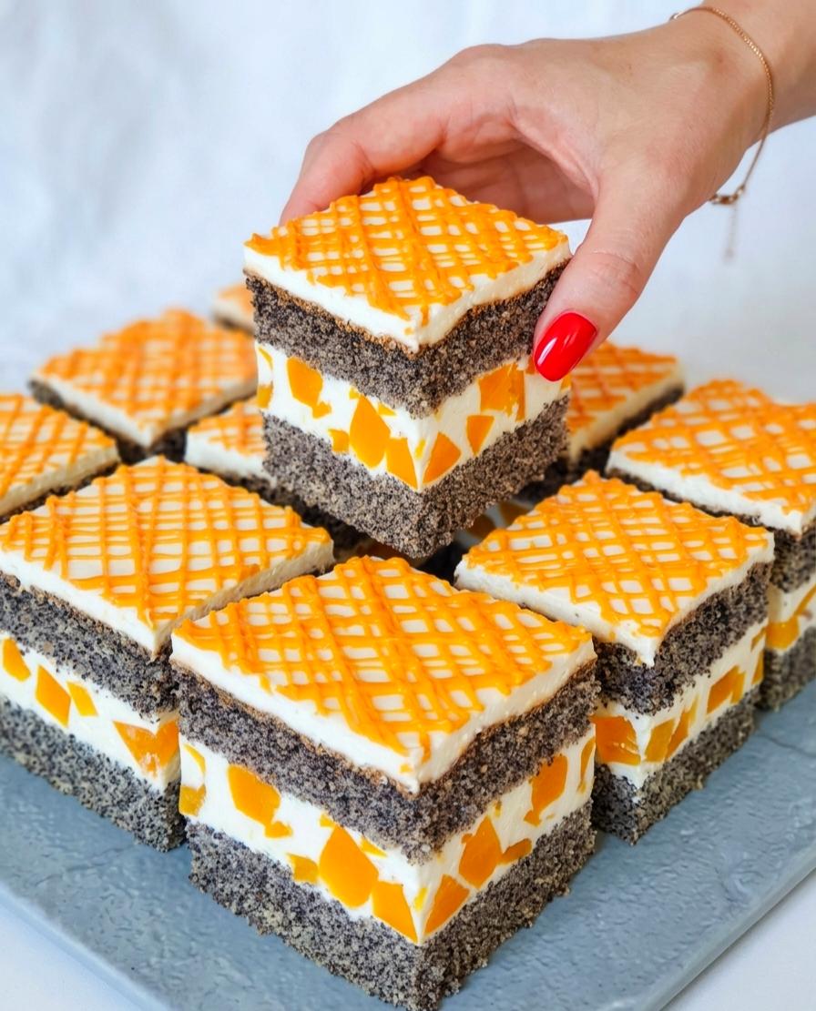 Цей маковий пляцок з персиками викликає залежність! Гості просять рецепт вже після першого шматочка!