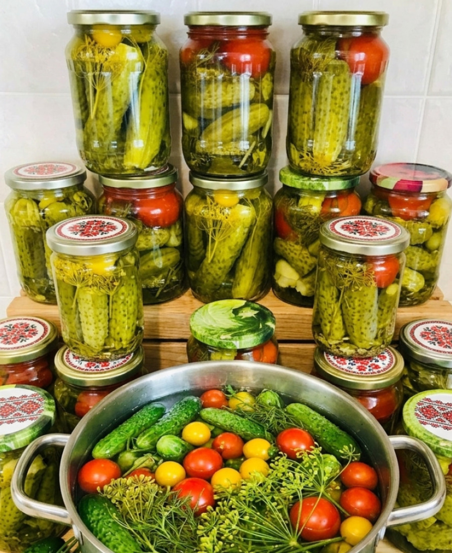 Мариноване асорті з огірками і помідорами на зиму: надійний і дуже смачний рецепт від моєї мами